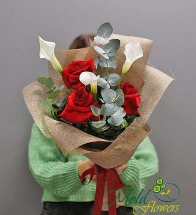 Bouquet with white calla lilies and red roses photo 394x433